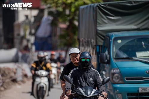 Bộ Y tế khuyến cáo người dân hạn chế đi ra ngoài trời từ 10h đến 16h trong những ngày nắng nóng. Khi ra đường, người dân nên mặc áo chống nắng, mang kính bảo hộ; bố trí thời gian làm việc ngoài trời và nghỉ ngơi hợp lý, tránh tiếp xúc môi trường nhiệt độ cao quá lâu; uống tối thiểu 1,5-2 lít nước mỗi ngày tránh mất nước và muối khi làm việc ngoài trời nóng. Người dân cần tăng cường rèn luyện sức khỏe, tăng khả năng thích nghi với thời tiết khắc nghiệt…