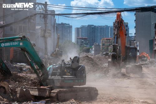 Khoảng 14h cùng ngày, tại khu vực thi công dự án đường Vành đai 2,5 đoạn qua phường Thanh Xuân, hàng chục công nhân vẫn làm việc dưới nền nhiệt ngoài trời gần 40°C.