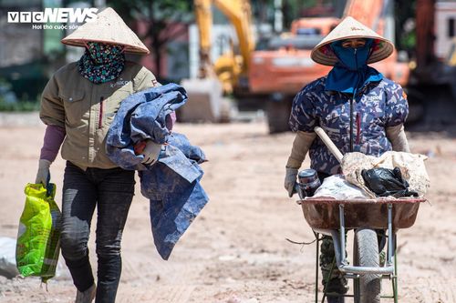 Giữa tiếng máy móc hoạt động liên tục, nhiều công nhân mặc kín quần áo bảo hộ, vận chuyển vật liệu và tháo dỡ các hạng mục công trình để bảo đảm tiến độ. Sau mỗi quãng thời gian làm việc, họ tranh thủ tìm bóng râm nghỉ ngơi rồi lại nhanh chóng quay lại công việc. “Mấy hôm nay nắng quá nên tôi phải đầu tư áo điều hòa để mặc khi làm việc. Có quạt thổi bên trong nên đỡ bí hơn áo bảo hộ thông thường, nhưng đứng ngoài trời lâu vẫn rất nóng và mất sức”, nữ công nhân làm việc tại công trường Vành đai 2,5, chia sẻ.