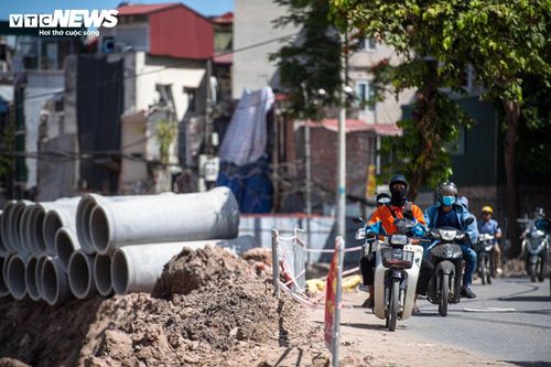 Tại những khu vực đang triển khai giải phóng mặt bằng, thi công công trình, cảm giác oi bức càng rõ rệt hơn khi bụi đất và hơi nóng liên tục bốc lên từ mặt đường.