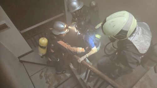 Cảnh sát đưa nạn nhân ra ngoài an toàn.