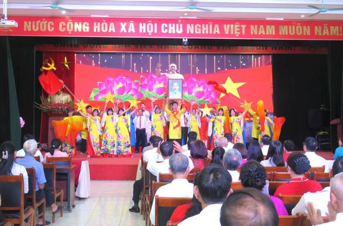 Chương trình với nhiều tiết mục văn nghệ đặc sắc do người dân địa phương biểu diễn. Ảnh: Tú Linh