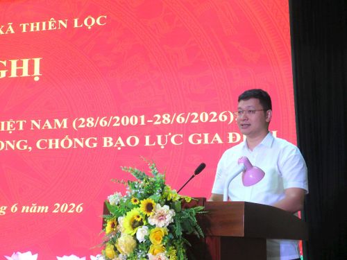 Phó Chủ tịch UBND xã Nguyễn Hùng Dũng trình bày diễn văn kỷ niệm. Ảnh: Tú Linh
