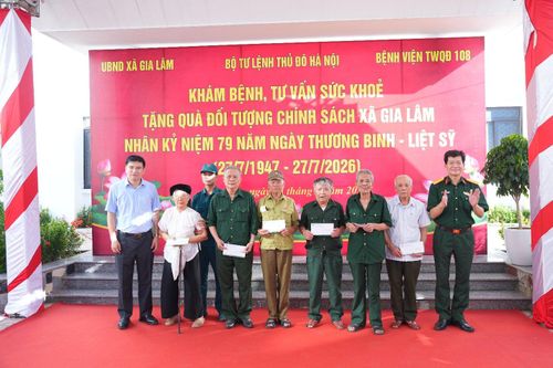 Lãnh đạo xã Gia Lâm và các đơn vị phối hợp trao quà tri ân tới các đối tượng chính sách.