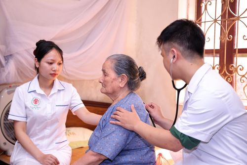 Các y, bác sĩ đến tận nhà thăm khám cho đối tượng chính sách không thể tới Trạm Y tế Cổ Bi do điều kiện sức khỏe.