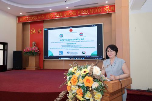Bà Hoàng Thị Lệ Hằng, Trưởng đại diện Tổ chức APHEDA tại Việt Nam cho biết lớp tập huấn đã cung cấp nhiều kiến thức thiết thực về nhận biết và lựa chọn sản phẩm an toàn. Ảnh: H.N