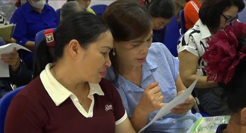 Nhiều người dân được hướng dẫn cách đọc nhãn sản phẩm và truy xuất thông tin qua mã QR. Ảnh: Hồng Nhung