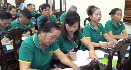 Các hội viên Hội Nông dân, Hội Liên hiệp phụ nữ và các hộ sản xuất tại xã Sóc Sơn và Kim Anh tham gia hội thảo. Ảnh: Hồng Nhung