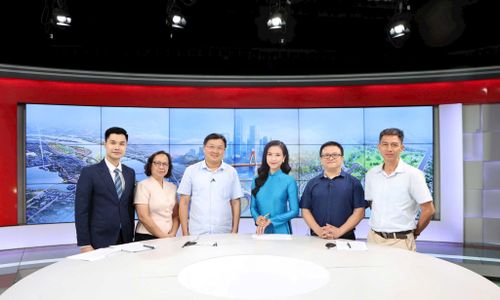 Các khách mời và ekip thực hiện chương trình. Ảnh: Thanh Hải