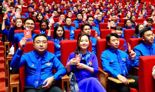 Các đại biểu thông qua bầu Ban Chấp hành Trung ương Đoàn khóa XIII. Ảnh: Bảo Anh
