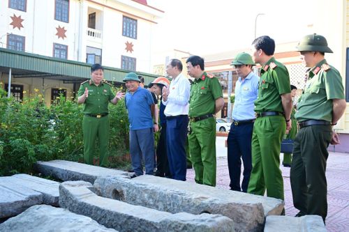 Đại tá Bùi Trung Thành - Phó Giám đốc, Thủ trưởng Cơ quan Cảnh sát điều tra Công an TP Hải Phòng bàn giao tang vật tại trụ sở Công an phường Ái Quốc. Ảnh: Cơ quan Công an.