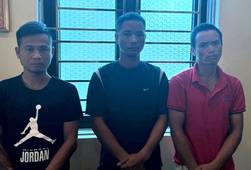 Nhóm đối tượng trộm cắp 4 nhịp cầu đá cổ bị bắt giữ. Ảnh: Cơ quan Công an.