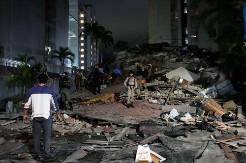 Nhiều nhà cửa đổ nát ở Caracas sau động đất. Ảnh: Ariana Cubillos/ AP.