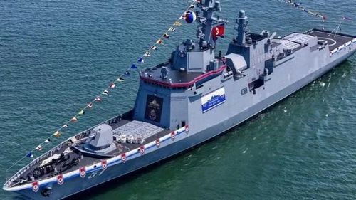 Vũ khí chống hạm được triển khai trong các ống phóng nghiêng bố trí 2 bên, bao gồm 8 tên lửa hành trình Hwasal-2. Bên cạnh đó, 4 bệ phóng cho tên lửa tầm ngắn bề ngoài tương tự Spike ER/NLOS của Israel cũng được nhìn thấy.