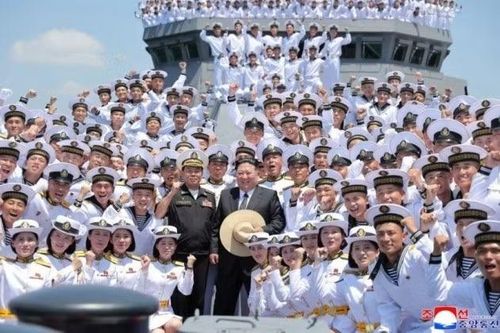 Trong buổi lễ bàn giao tàu cho hạm đội, Chủ tịch Triều Tiên Kim Jong-un đã nhấn mạnh tầm quan trọng chiến lược của bước đi này trong việc tăng cường năng lực phòng thủ trên biển của đất nước.
