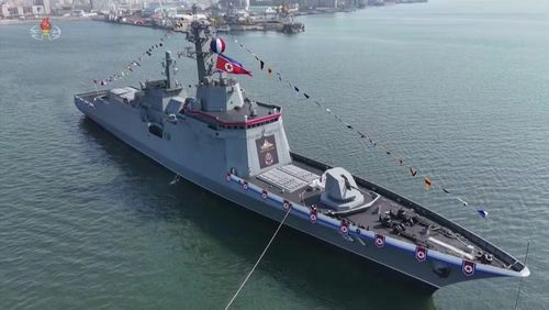 Trên tàu có 1 khẩu pháo tự động 127 mm hình dáng tương tự loại lắp trên chiến hạm NATO, đi kèm tổ hợp pháo phòng không tầm ngắn có vẻ ngoài giống AK-230 và AK-630 cỡ 30 mm của Liên Xô.