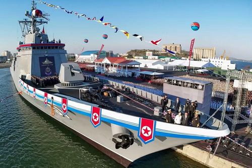 Ông Kim cũng cho biết thêm rằng ngành công nghiệp quốc phòng đã bắt đầu thiết kế các loại tàu chiến đấu trên biển lớn hơn nữa.
