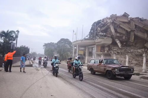 Trong một bài đăng trên mạng xã hội X, Tổng thống El Salvador, Nayib Bukele, người có mối quan hệ căng thẳng với các nhà lãnh đạo Venezuela, cho biết ông đã đề nghị viện trợ. “Chúng tôi gửi đến các bạn tất cả sự đoàn kết và lời cầu nguyện của chúng tôi. Hãy mạnh mẽ lên, Venezuela”, ông viết