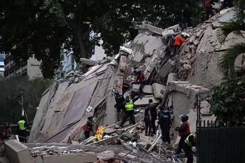 Bà Rodríguez cho biết sân bay chính của Venezuela đã bị đóng cửa do “thiệt hại nghiêm trọng”, đồng thời thông báo rằng hệ thống tàu điện ngầm và đường sắt phải tạm ngừng hoạt động