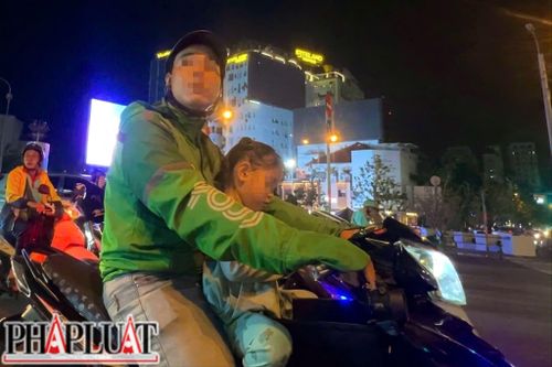  Sau một ngày dài mưu sinh, nhiều trẻ nhỏ được người lớn đón bằng xe máy và chở đi với tốc độ cao. Một số em ngủ gục trên phương tiện giữa đường phố đông đúc. Ảnh: NHÓM PV 