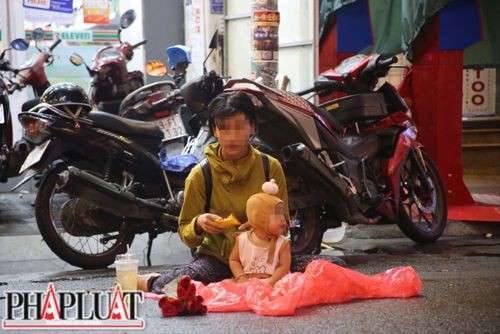  Nhiều trẻ em xuất hiện trên phố Bùi Viện đến tận khuya, bồng theo em nhỏ đi xin tiền du khách. Ảnh: NHÓM PV 