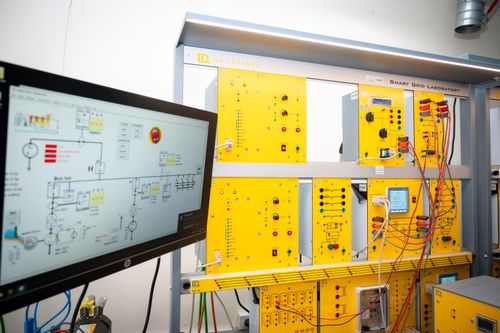  Nhóm ngành công nghệ, kỹ thuật có các phòng thí nghiệm như công nghệ kỹ thuật cơ điện tử, kỹ thuật ôtô, các phòng thí nghiệm về điện, tự động hóa. Nhóm ngành công nghệ thông tin chủ yếu là các phòng máy tính cấu hình cao. Các nhóm ngành về khoa học sự sống có phòng thí nghiệm về công nghệ sinh học, dược, công nghệ thực phẩm… 