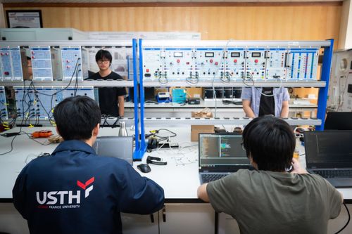  Đa số chương trình tại USTH được đào tạo trong 3 năm, với thời lượng thực hành chiếm tới 40%. Theo ông Đăng, USTH có lợi thế lớn khi nhận được sự phối hợp đầu tư từ các chuyên gia và đối tác Pháp. Nhờ đó, hệ thống phòng thí nghiệm đồng bộ và hiện đại. Việc sớm tiếp cận với hệ thống máy móc thế hệ mới, tương đồng với môi trường doanh nghiệp và có tính kết nối cao giữa các công đoạn giúp sinh viên nắm bắt nhanh các công nghệ mới, từ đó thích ứng nhanh với môi trường làm việc thực tế sau khi ra trường.