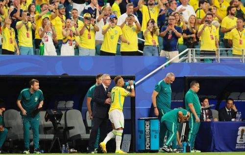  Neymar đánh dấu màn tái xuất trong màu áo tuyển Brazil ở chiến thắng trước Scotland tại lượt cuối bảng C World Cup 2026. Tiền đạo mang áo số 10 được HLV Carlo Ancelotti tung vào sân ở phút 76 để thay Matheus Cunha trong bối cảnh Brazil đã tạo ra thế trận thuận lợi. 