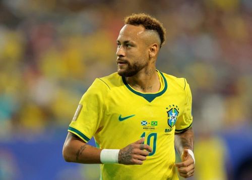  Trước đó, lần gần nhất Neymar ra sân cho tuyển Brazil là ngày 17/10/2023 trong trận gặp Uruguay tại vòng loại World Cup khu vực Nam Mỹ. Ở cuộc đối đầu đó, anh gặp chấn thương nặng, bị đứt dây chằng chéo trước (ACL) và tổn thương sụn chêm đầu gối trái. 