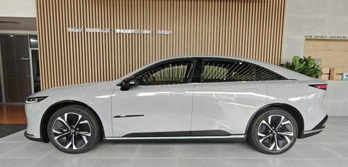 Mazda 6e tại quê nhà mang tên Mazda EZ-6. Ảnh: CNC.