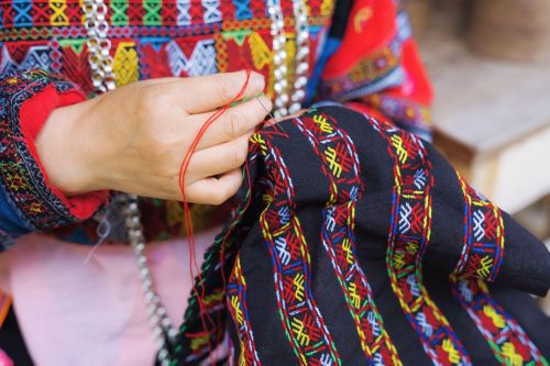  Họa tiết thêu mô phỏng núi rừng, ruộng bậc thang, hoa dại. Ảnh: ST4SD/RMIT. 
