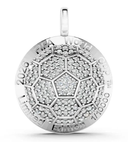 Renaissance Jewel lần đầu tiên bán mặt dây chuyền World Cup được cấp phép chính thức. Chỉ có 10.000 mặt dây chuyền được sản xuất, mỗi chiếc được khắc số phiên bản độc nhất trên viền cùng với dòng chữ FIFA World Cup 2026. Phiên bản bạc với 1 carat kim cương nhân tạo có giá 779 USD. Ảnh: Renaissance Jewel.