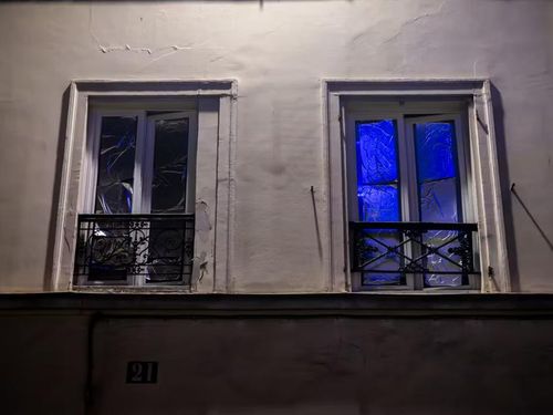 Những cửa sổ được dán giấy cách nhiệt tại Paris, ngày 25/6. Ảnh: Ảnh: Rafael Yaghobzadeh/Le Monde.