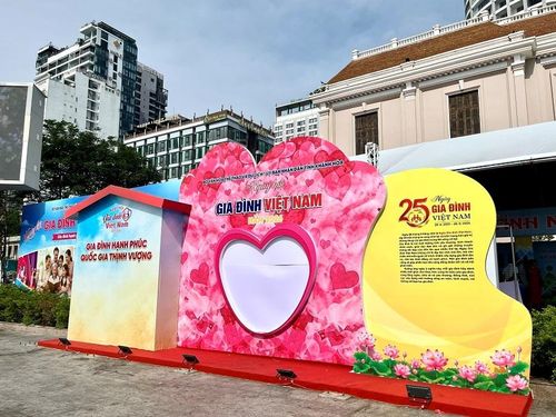 Những pano trang trí, tuyên truyền cho “Ngày hội Gia đình Việt Nam năm 2026”