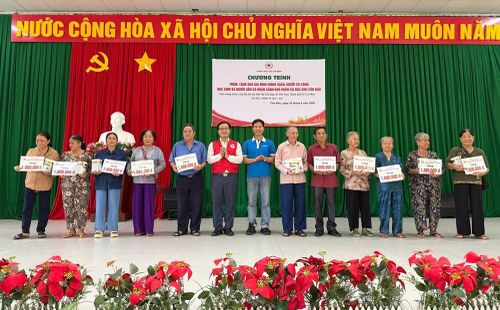 Trao quà đến các hộ gia đình Đặc khu Côn Đảo