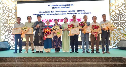 Nhiều gia đình tiêu biểu được vinh danh nhân kỷ niệm 25 năm Ngày gia đình Việt Nam