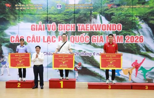 Trao Cờ cho các đoàn VĐV đạt thành tích cao ở nội dung quyền
