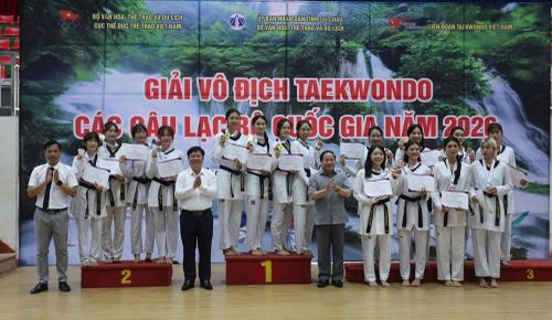 Trao huy chương và giấy chứng nhận cho các VĐV đạt thành tích xuất sắc
