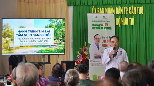 Bác sĩ CKI Trần Việt Hùng tuyên truyền về bệnh lý đục thủy tinh thể đến người tham dự.