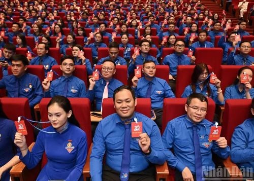 Các đại biểu biểu quyết tại phiên làm việc. (Ảnh: THỦY NGUYÊN)