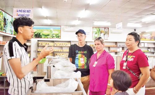 Giao tiếp với du khách Nga, Hàn Quốc bằng tiếng Anh đang là bất cập khi giới thiệu chất lượng sản phẩm du lịch với du khách ở Khánh Hòa.