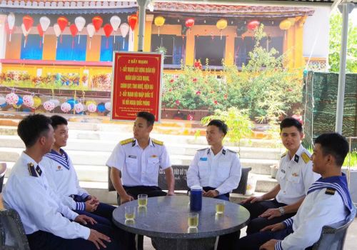 Cán bộ, học viên Học viện Hải quân trò chuyện cùng chiến sĩ Đảo Song Tử Tây.