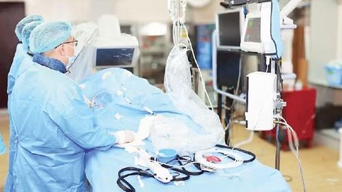 Các bác sĩ Viện Tim mạch Việt Nam thực hiện ca can thiệp tim mạch kỹ thuật cao. (Ảnh: MẠNH DƯƠNG)