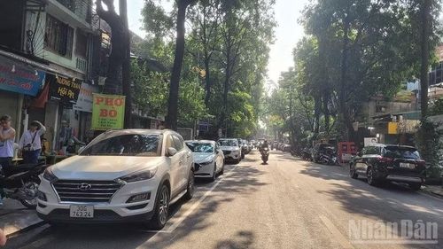 Vào các khung giờ cao điểm, chỉ cần vài phương tiện dừng chờ lấy vé hoặc thanh toán phí gửi xe cũng đủ tạo thành những điểm nghẽn cục bộ.