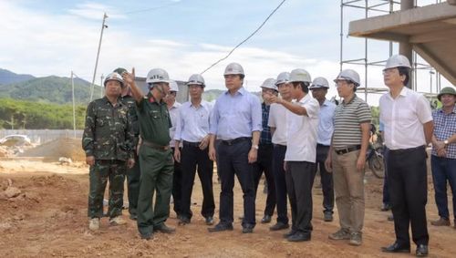 Chủ tịch Ủy ban nhân dân thành phố Nguyễn Khắc Toàn kiểm tra tiến độ xây dựng Trường phổ thông nội trú liên cấp tiểu học và trung học cơ sở tại các xã biên giới A Lưới 3.