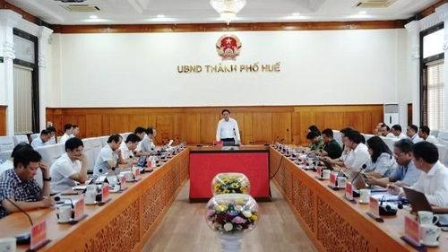 Đồng chí Nguyễn Khắc Toàn, Ủy viên Trung ương Đảng, Phó Bí thư Thành ủy, Chủ tịch Ủy ban nhân dân thành phố Huế chủ trì phiên họp thường kỳ 6 tháng đầu năm 2026.