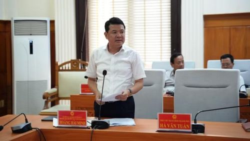 Phó Chủ tịch Thường trực Ủy ban nhân dân thành phố Hoàng Hải Minh phát biểu ý kiến tại cuộc họp.