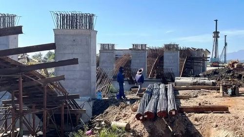 Dự án đường Tố Hữu nối dài đi sân bay Phú Bài được chủ đầu tư rà soát và 2 lần ra quyết định xử phạt đơn vị thi công do vi phạm tiến độ.