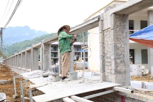 Chủ đầu tư và các nhà thầu thi công trường học biên giới đang nỗ lực để hoàn thành dự án đúng tiến độ.