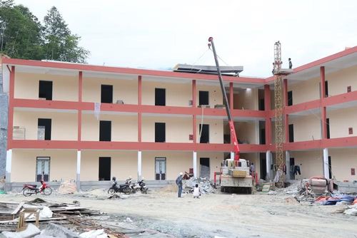 Nhà thầu huy động gần 400 công nhân để hoàn thiện các hạng mục xây dựng Trường phổ thông nội trú liên cấp Tiểu học và Trung học cơ sở Thanh Thủy.